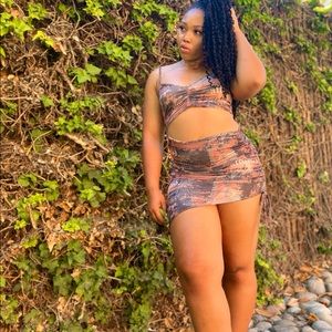 BODYCON CUTOUT PRETTYLITTLETHING DRESS